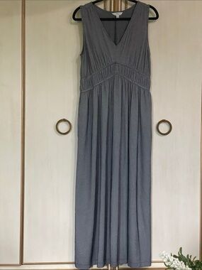 Time and Tru Sleeveless V-Neck Maxi Dress in Gray and blue stripe pattern
